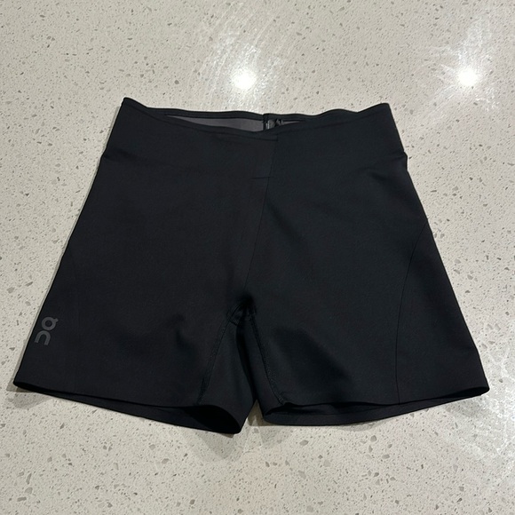 ON CLOUDS BIKER SHORTS - Picture 1 of 4